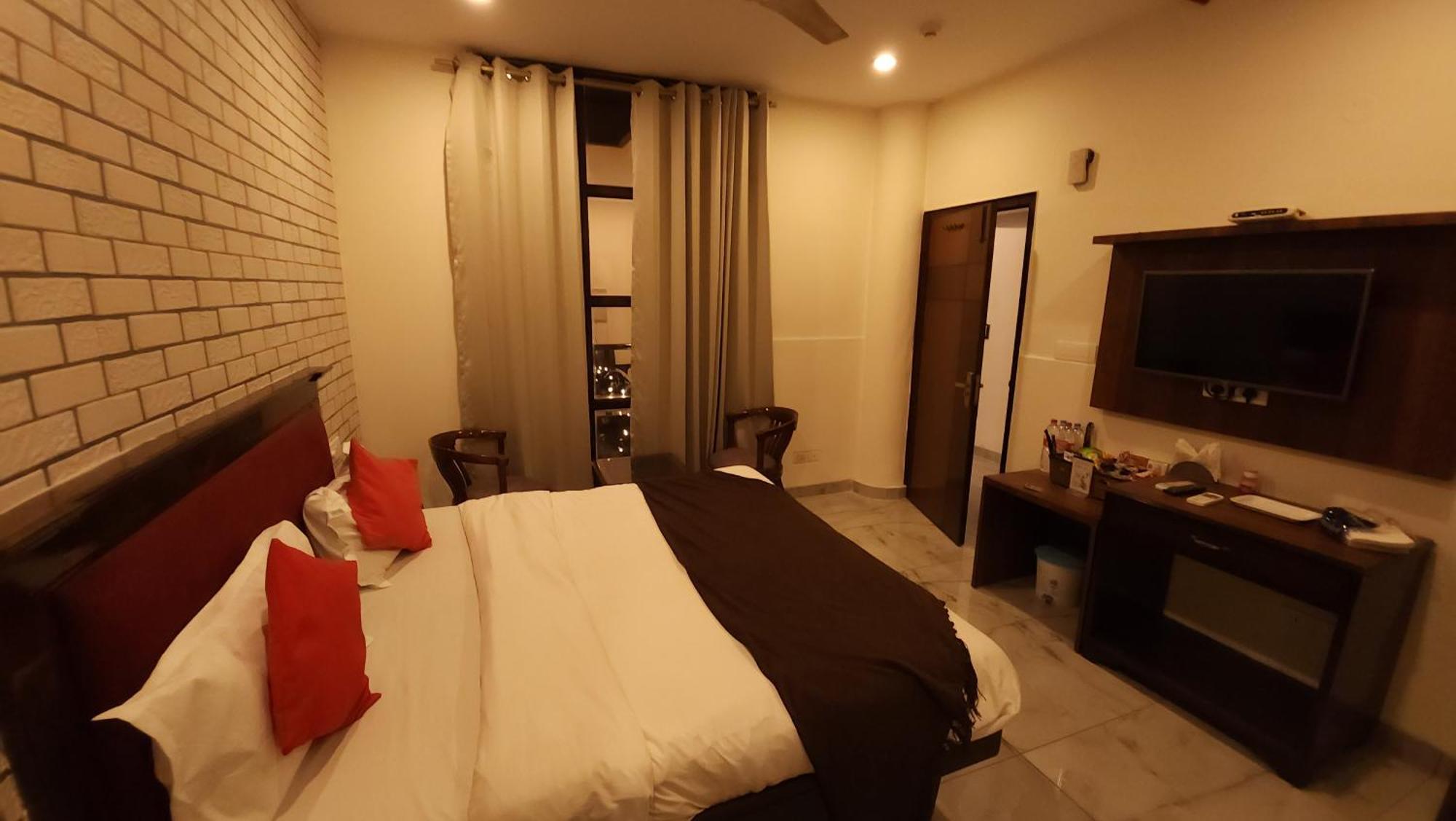 Hotel Multitech Premium Chandigarh Exterior photo